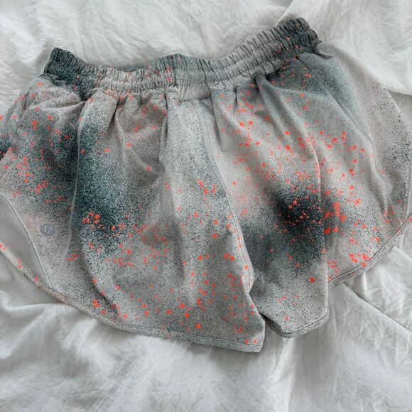 LULULEMON Hotty Hot Low Rize 2.5 Sz 6 Paint Splat Women's Shorts Exclusive Color - Picture 2 of 2